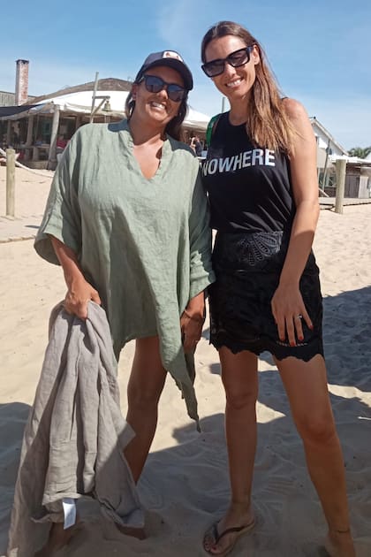 De negro, así llegó la conductora a la playa. En la foto, junto a la dueña de Santino Ropa Italiana, el lugar donde adquirió un vestido blanco.