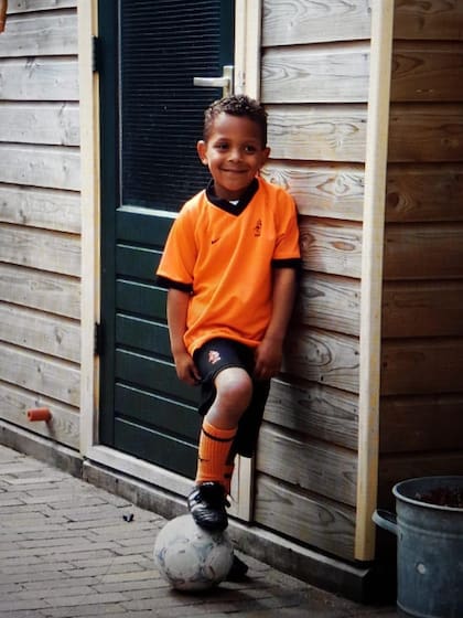 De niño ya lucía la característica camiseta naranja de Países Bajos y una pelota bajo la suela