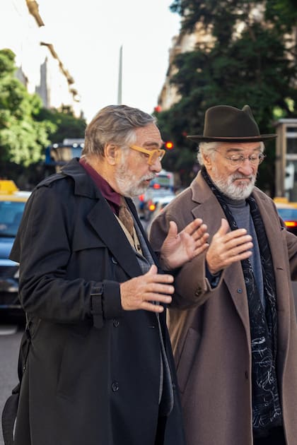 De Niro y Brandoni, protagonistas de "Nada", caminan por las calles porteñas