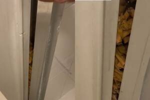 De no creer: encontró colillas de cigarrillos amontonadas en un esquinero de su bañadera