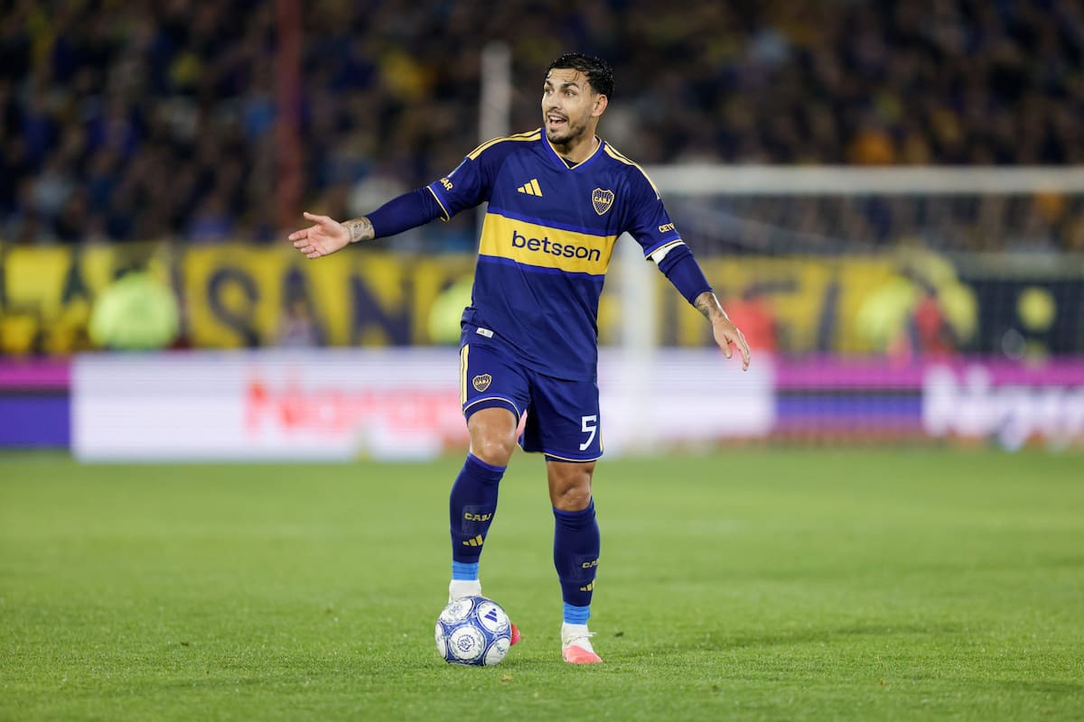 De no mediar inconvenientes, Leandro Paredes sería titular y capitán de Boca en el partido ante Vélez