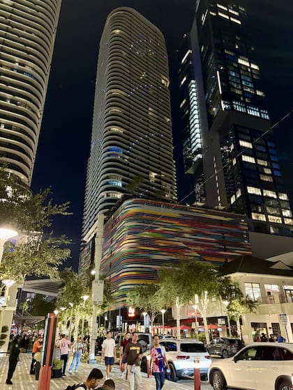 De noche, Brickell de transforma con las luces y la intensa vida de bares y restaurantes