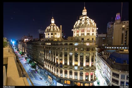 De noche despliega su esplendor
