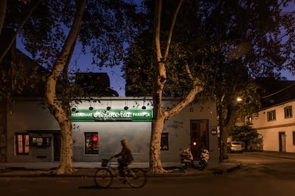De noche, la iluminación y el encanto del restaurante Refinería