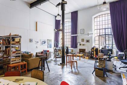 De noche, las cortinas reparan del ruido, el frío y la luz de la calle. De día suman un bienvenido aire teatral. El piso de cemento alisado se conservó, al igual que la chimenea de utilería. Un agregado fue una pantalla en el centro del ambiente, que se desenrolla para proyectar películas.