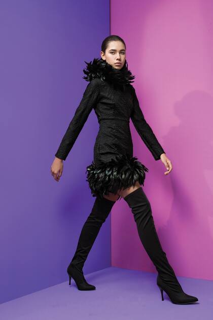 DE NOCHE. Minivestido de raso matelassé con plumas y botas (Adrián Brown)