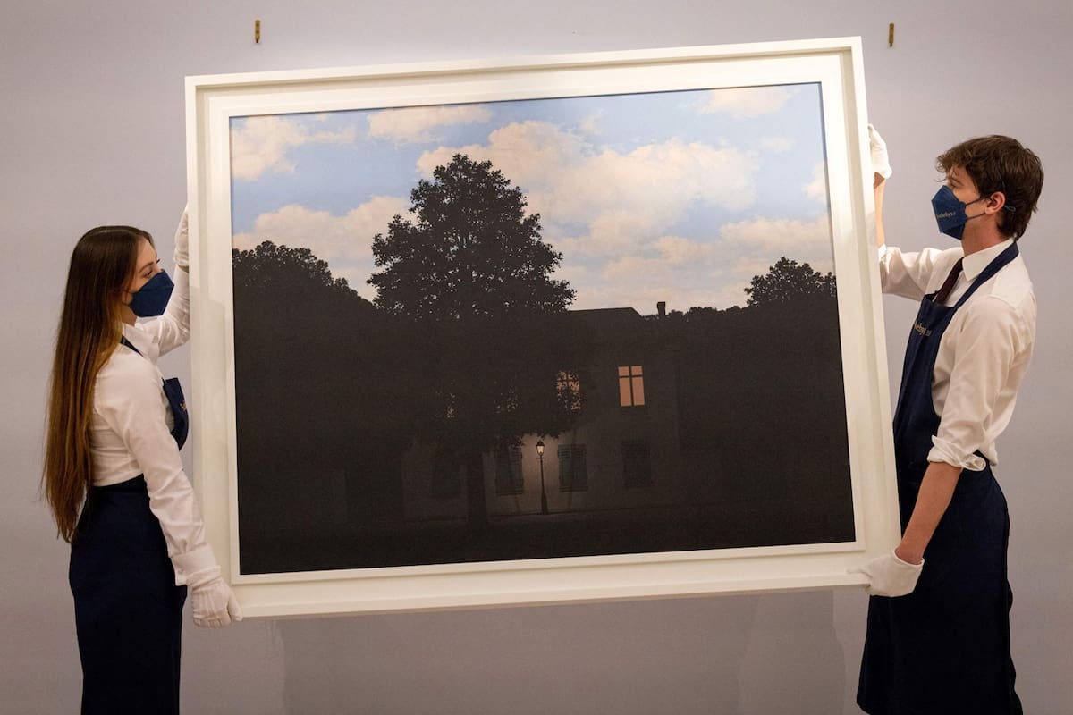 ¿De noche o de día? Los contrastes desconcertantes de Magritte y una casa muy cinematográfica: la de "El imperio de las luces". La pintura se remató hoy en Londres por casi 80 millones de dólares, lo que marca un nuevo récord para el artista belga