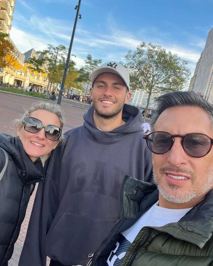 De padres argentinos y nacido en Buenos Aires, Giménez creció y desarrolló su carrera en México siguiendo a su padre
