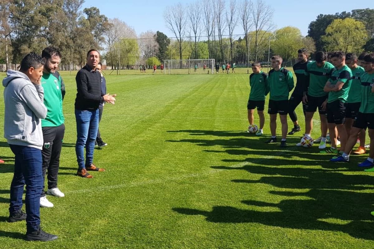 De Paoli, acompañado por Christian Gómez y el presidente Germán Kent, en su primera práctica en Nueva Chicago