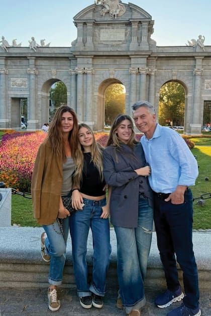 De París volaron a Madrid para continuar de vacaciones por unos días con Mauricio Macri, y su hija menor, Antonia. Se tomaron una foto de recuerdo en la Puerta de Alcalá