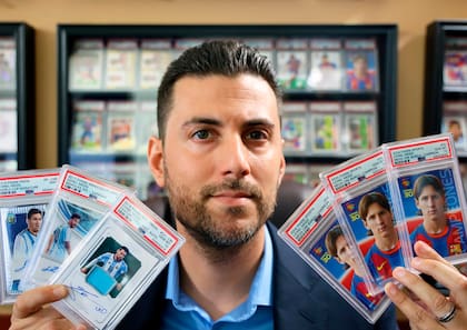 De pasatiempo de niño a medio de vida de grande: Damián Olivera Bergallo hace del negocio de las figuritas su principal sustento de vida; las de Messi son las más valiosas, y según una entidad especializada el argentino que vive en Michigan es el coleccionista número 1 de las del capitán del seleccionado y de Barcelona.