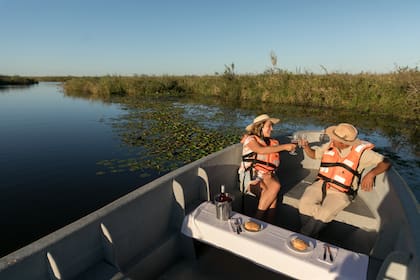 De paseo por el estero en la lancha de Rincón del Socorro que comanda Mingo González.