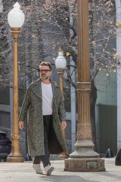 De paseo por la calle Arroyo, una zona que frecuenta cuando quiere desconectarse. “Me siento a tomar café y a leer, que me encanta”, dice el actor, humorista, guionista y director teatral.