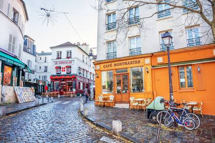 De paseo por las callecitas de Montmartre, con bares, cabarests y artistas