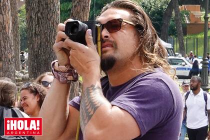 De paseo por Roma, frente al Coliseo Romano