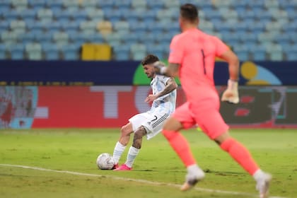 De Paul, a punto de anotar el primer gol de Argentina.