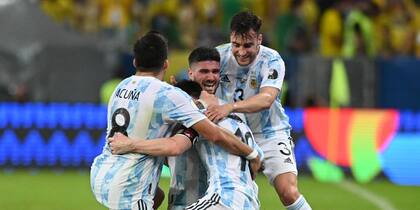 De Paul, Acuña y Tagliafico abrazan a Lionel Messi