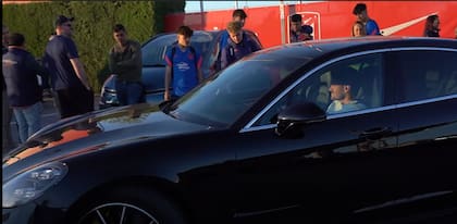 De Paul comparte gustos con Messi: ambos manejan un Porsche Panamera negro por las calles de Europa