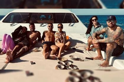 De Paul, el Papu Gómez y Nicolás Otamendi, con sus parejas, disfrutan de Ibiza... Tini, de rosa, es la recién llegada a "la cofradía"