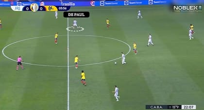 De Paul había recuperado en posición de lateral derecho, cambió de frente con Tagliafico pero siguió avanzando y pide la pelota en el círculo central