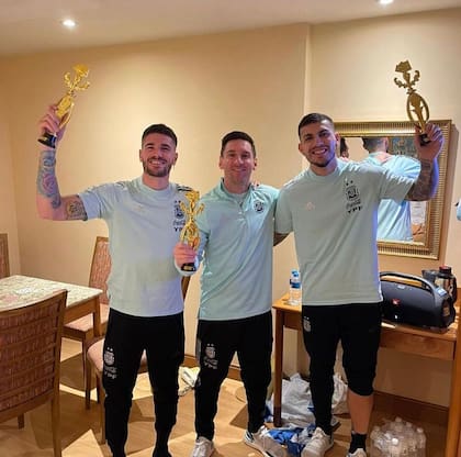 De Paul, Messi y Paredes, ganadores de un torneo de cartas