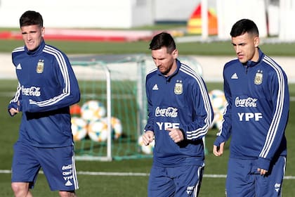De Paul, Messi y Paredes se preparan para el partido frente a Venezuela; la Argentina se reinventa