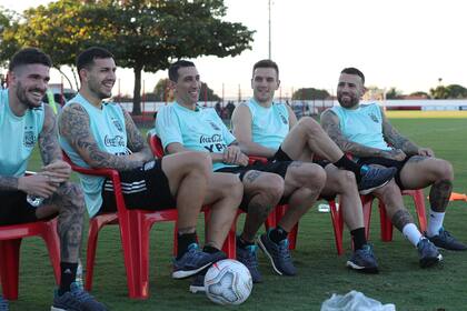 De Paul, Paredes, Di María, Lo Celso y Otamendi en un alto durante el último entrenamiento de la selección antes de la final