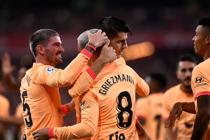 De Paul saluda a Griezmann, autor del gol del triunfo