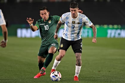 De Paul y la pelota, frente a Bolivia, en el último partido de la selección. Es el sexto jugador con más pases en el último tercio del campo (102) en las eliminatorias. En total, solo seis futbolistas pasaron la barrera de los 100. Entre los que llegaron a los tres dígitos es el más preciso (82,7%).