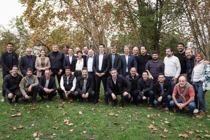 De Pedro, en el centro de la foto, con intendentes y funcionarios bonaerenses