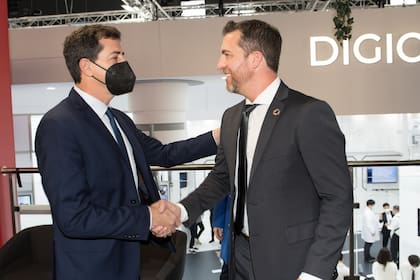 De Pedro junto a Lucas Gallitto, director de GSMA Latin America