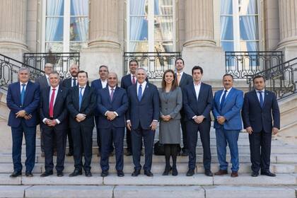 De Pedro, Manzur, gobernadores y el embajador de Estados Unidos, Marc Stanley