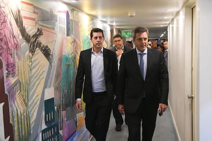De Pedro, Massa y más atrás Juan Manuel Olmos, al ingresar a la reunión con los gobernadores oficialistas