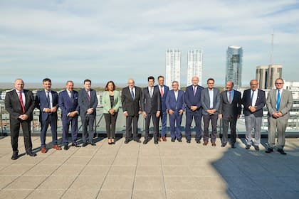 De Pedro rodeado de seis gobernadores, esta tarde en el CCK