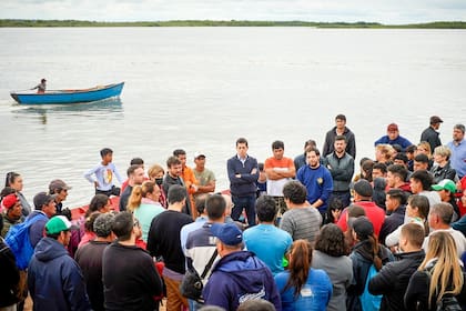 De Pedro y Grabois con pescadores correntinos