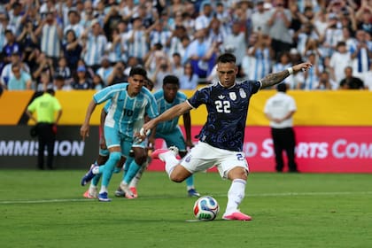 De penal, Lautaro Martínez convirtió el primer gol de la selección argentina ante Honduras