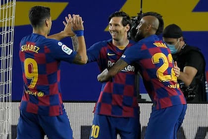 De penal, Lionel Messi llegó a los 699 goles en su carrera, en el 2-0 de Barcelona sobre Leganés; lo festeja con Luis Suárez y Arturo Vidal
