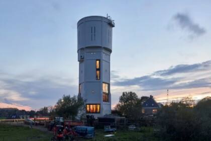 De pequeños jugaban en una torre de agua abandonada. De grandes, la compraron y diseñaron dos casas fabulosas