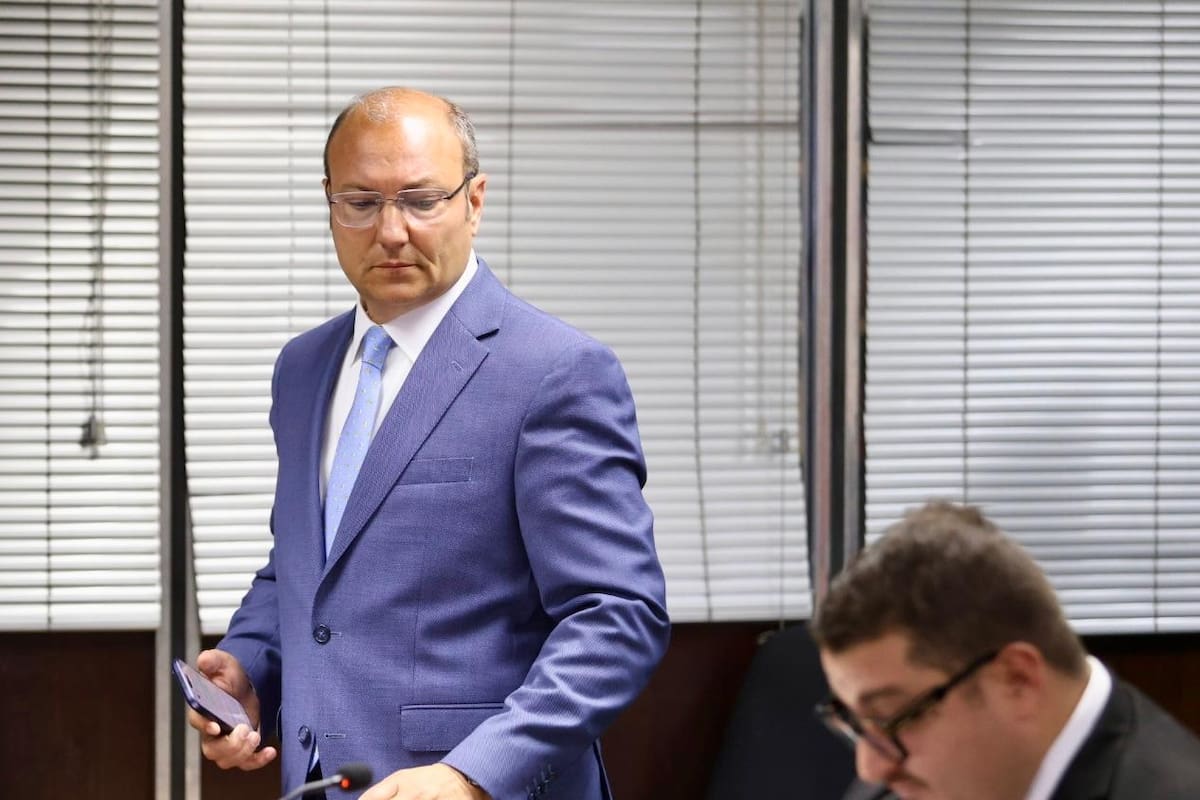 De pie, el juez federal de Rosario Gastón Salmain, que fue destituido por ocultar antecedentes a la hora de concursar por el cargo