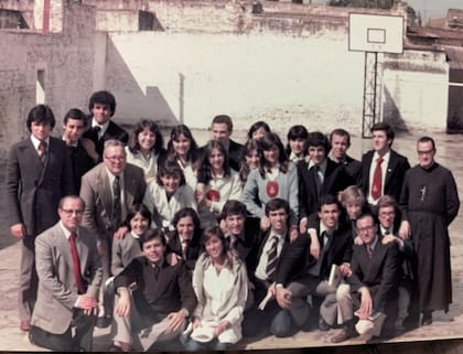 De pie, en el extremo izquierdo de la imagen, con saco cruzado y cabellera tupida. Durante la secundaria, todos los años, Espert quedaba al borde de la expulsión por mala conducta