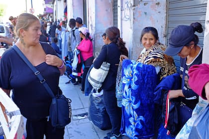De pie o con mantas en el piso, los vendedores ambulantes coparon la avenida Nazca