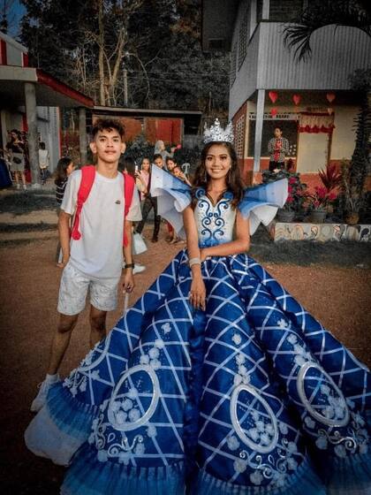 De pies a cabeza, la joven Lu Asey Keanna luce el diseño creado por su hermano