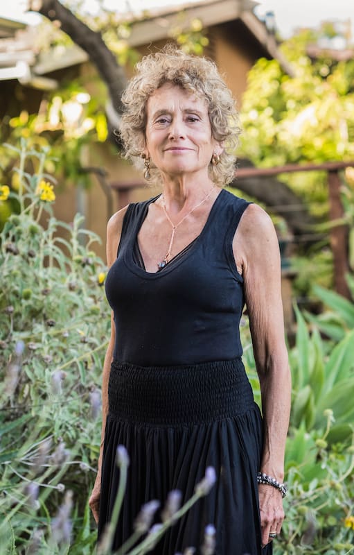 De Plaza Francia a California: la artista Adriana Rapoport abrió una tienda de joyas artesanales en Ojai. “A 20 minutos de casa tengo los manantiales de agua caliente y, en otra dirección, Bates Beach, mi playa favorita en el sur de California, y amo eso. Es cierto que los alquileres se están poniendo imposibles, y ya pocos artistas de los que están empezando pueden sobrevivir, pero nos siguen visitando personajes muy atractivos", relata.