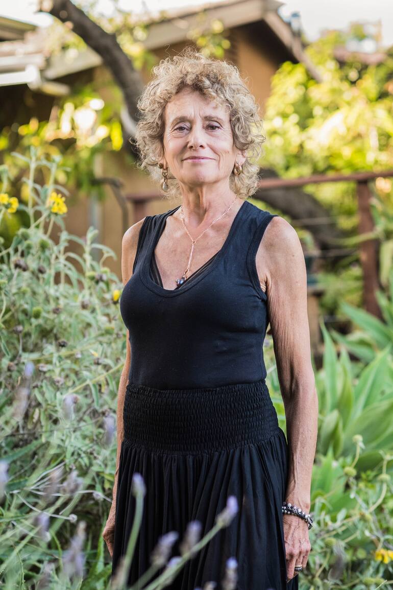 De Plaza Francia a California: la artista Adriana Rapoport abrió una tienda de joyas artesanales en Ojai. “A 20 minutos de casa tengo los manantiales de agua caliente y, en otra dirección, Bates Beach, mi playa favorita en el sur de California, y amo eso. Es cierto que los alquileres se están poniendo imposibles, y ya pocos artistas de los que están empezando pueden sobrevivir, pero nos siguen visitando personajes muy atractivos", relata.