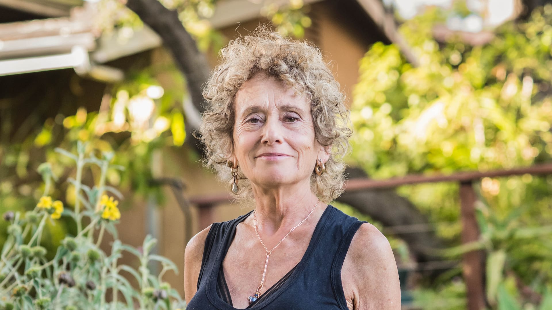 De Plaza Francia a California: la artista Adriana Rapoport abrió una tienda de joyas artesanales en Ojai. “A 20 minutos de casa tengo los manantiales de agua caliente y, en otra dirección, Bates Beach, mi playa favorita en el sur de California, y amo eso. Es cierto que los alquileres se están poniendo imposibles, y ya pocos artistas de los que están empezando pueden sobrevivir, pero nos siguen visitando personajes muy atractivos", relata.