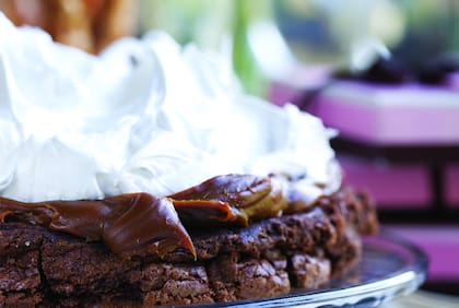 De postre, marquise de chocolate con nueces, frutos rojos y menta