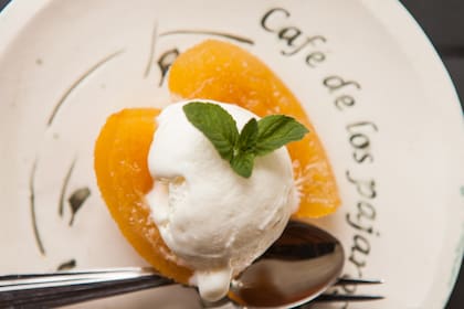 De postre, naranja haí con helado de crema.