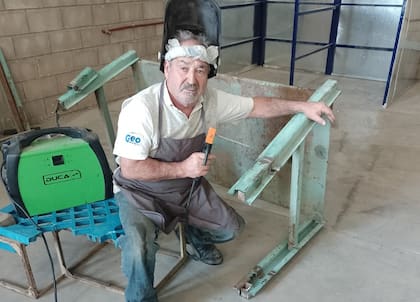 De productor a herrero, la actual actividad de Oscar Amato tras quedarse sin su tierra