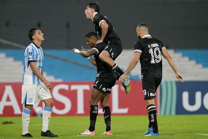 De pronto, a Racing le llueven los problemas