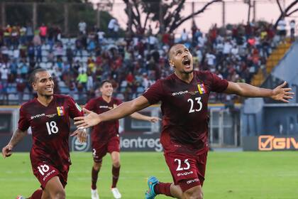 De regreso a la titularidad, Salomón Rondón vivió una noche mágica y se convirtió en el segundo jugador de Venezuela en marcar un hat-trick